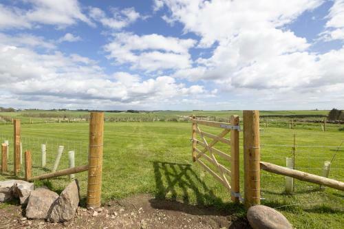 Altido Gorgeous Cottage With Garden & Great Views
