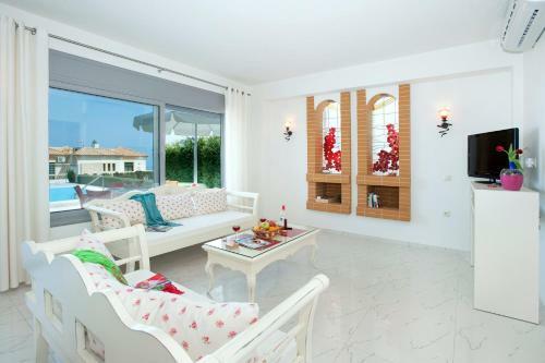 Villa Danae Red By Villa Plus