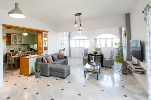 Irinis Sea View House
