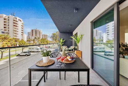 Luxorious Beachside Apartment With Pool