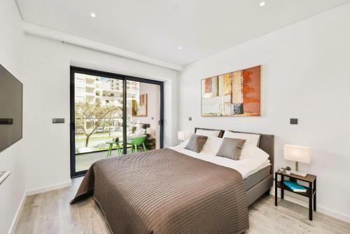 Luxorious Beachside Apartment With Pool