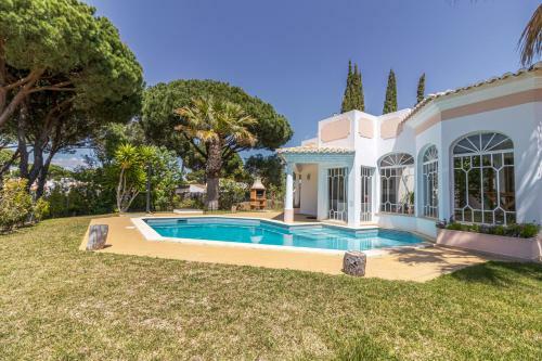 Villa With Pool And Golf View