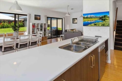 Oriana Grande- 5 Bdrm Sleeps 14 Beach View Wifi