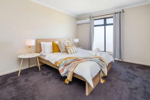 Oriana Grande- 5 Bdrm Sleeps 14 Beach View Wifi
