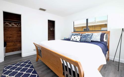 Cheerful 4 Bedroom Home With Huge Yard And Parking