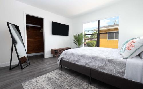 Cheerful 4 Bedroom Home With Huge Yard And Parking