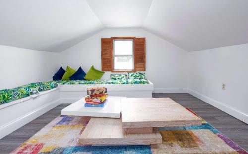 Cheerful 4 Bedroom Home With Huge Yard And Parking