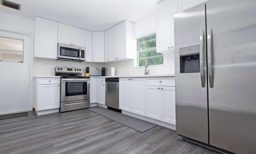 Cheerful 4 Bedroom Home With Huge Yard And Parking