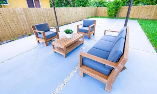 Cheerful 4 Bedroom Home With Huge Yard And Parking