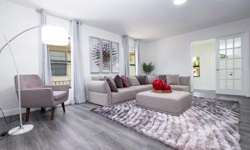 Cheerful 4 Bedroom Home With Huge Yard And Parking