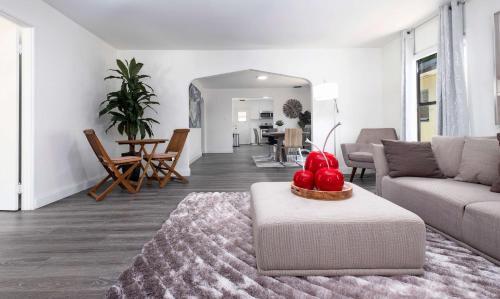 Cheerful 4 Bedroom Home With Huge Yard And Parking