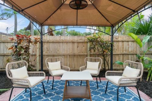 Chic Coastal - Heated Pool, Near Everything!