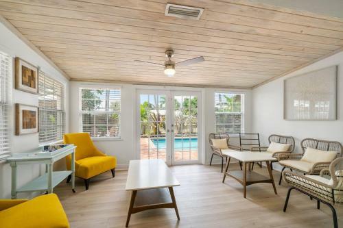 Chic Coastal - Heated Pool, Near Everything!