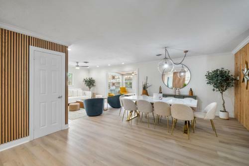 Chic Coastal - Heated Pool, Near Everything!
