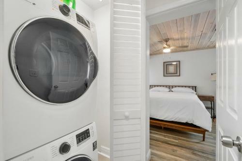 Chic Coastal - Heated Pool, Near Everything!