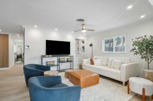 Chic Coastal - Heated Pool, Near Everything!
