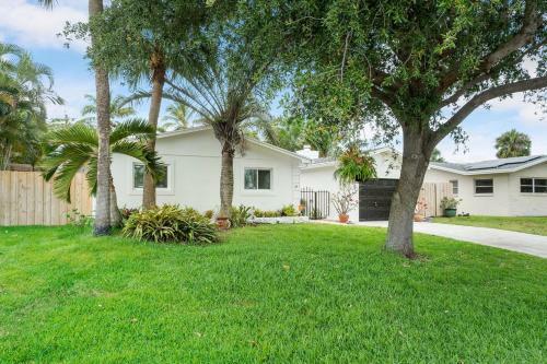 Chic Coastal - Heated Pool, Near Everything!