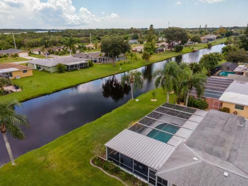 Florida Oasis - Private Dog Friendly Villa With Solar Pool - Sleeps 6