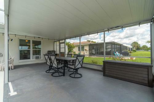 Florida Oasis - Private Dog Friendly Villa With Solar Pool - Sleeps 6