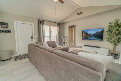 Florida Oasis - Private Dog Friendly Villa With Solar Pool - Sleeps 6