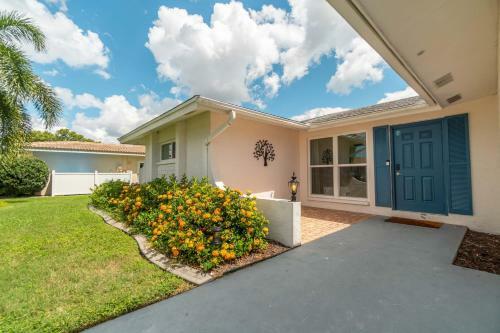 Florida Oasis - Private Dog Friendly Villa With Solar Pool - Sleeps 6