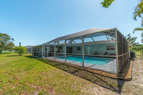 Golf Retreat - Private Dog Friendly Villa With Heated Pool - Sleeps 6