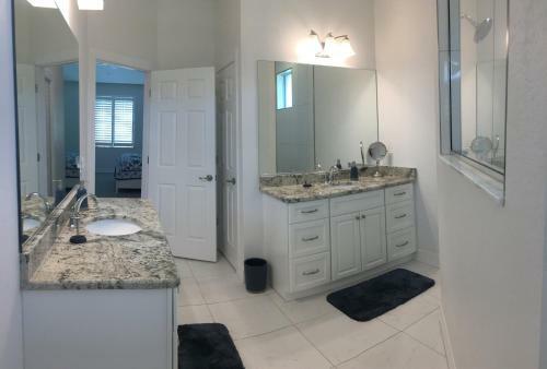 Florida Secret - Private Villa With Heated Pool - Sleeps 8