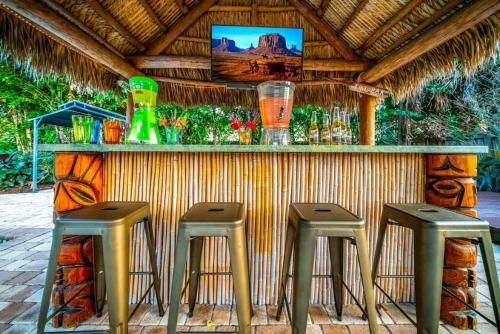 Chique Pool And Tiki Resort
