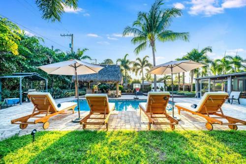 Chique Pool And Tiki Resort