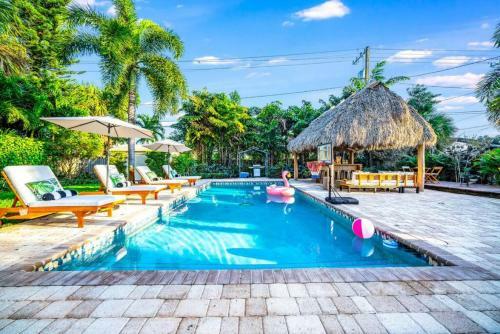 Chique Pool And Tiki Resort