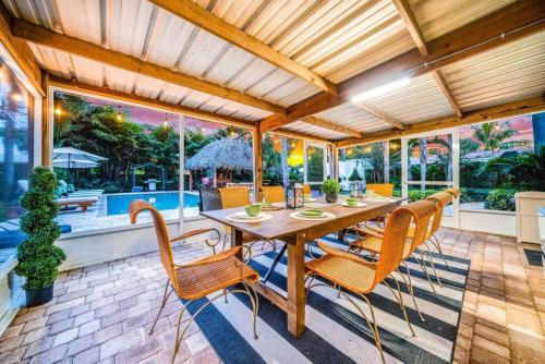 Chique Pool And Tiki Resort