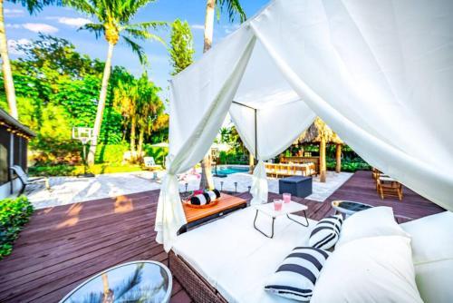 Chique Pool And Tiki Resort