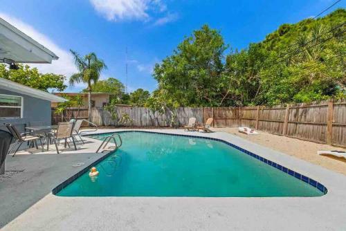 Family Friendly W/pool. 5 Miles To Madeira Beach