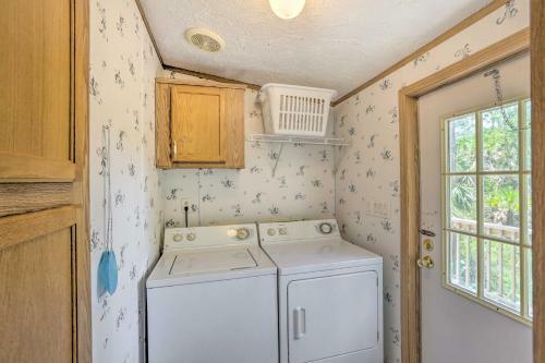 Bright Steinhatchee Home Proximity To Ocean!