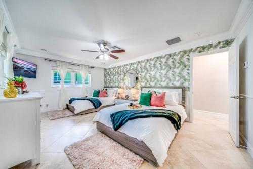 Waterfront Pool Dream Vacation