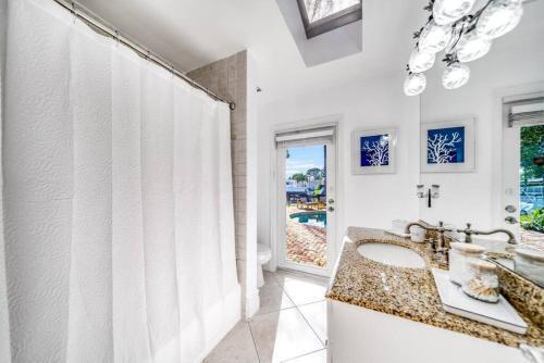 Waterfront Pool Dream Vacation