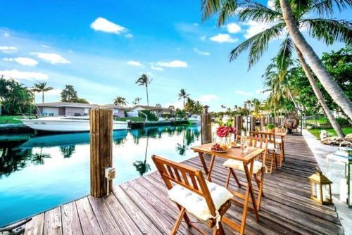 Waterfront Pool Dream Vacation