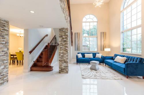 Family Vacation Home With Large Pool/4 Bedroom