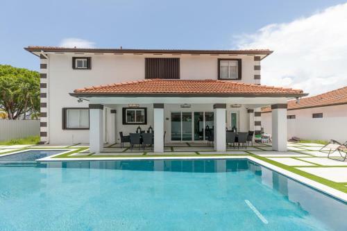 Family Vacation Home With Large Pool/4 Bedroom
