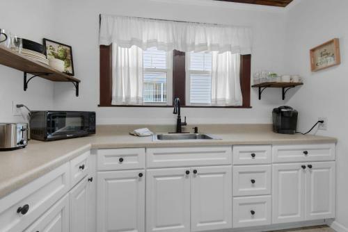 Downtown Pensacola Delight- 10 Miles From Pensacola Beach