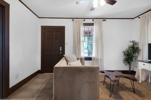 Downtown Pensacola Delight- 10 Miles From Pensacola Beach
