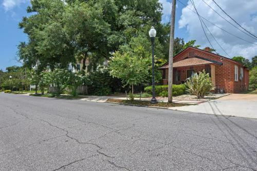 Downtown Pensacola Delight- 10 Miles From Pensacola Beach