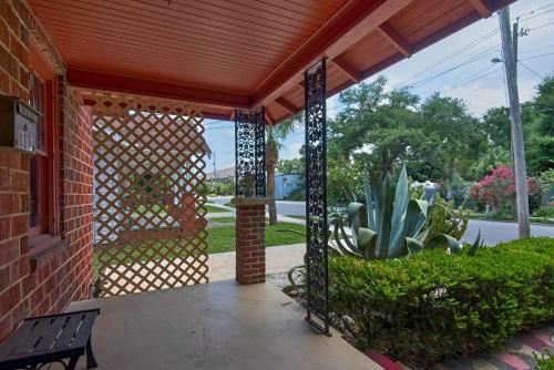 Downtown Pensacola Delight- 10 Miles From Pensacola Beach