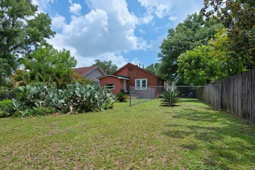 Downtown Pensacola Delight- 10 Miles From Pensacola Beach