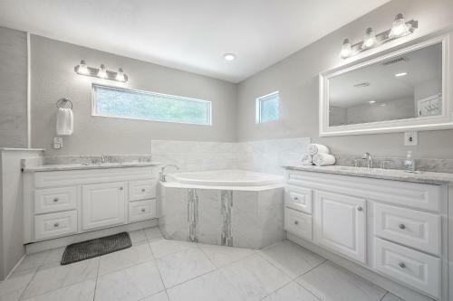 Large Home In St Pete 15 Minutes To Beach