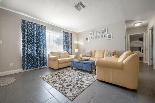 Large Home In St Pete 15 Minutes To Beach