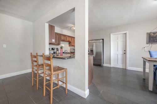 Large Home In St Pete 15 Minutes To Beach