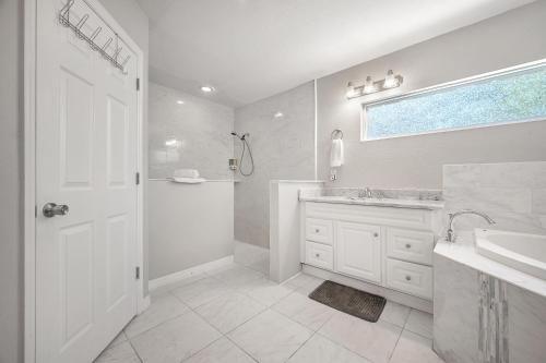 Large Home In St Pete 15 Minutes To Beach