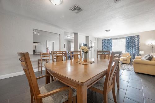 Large Home In St Pete 15 Minutes To Beach