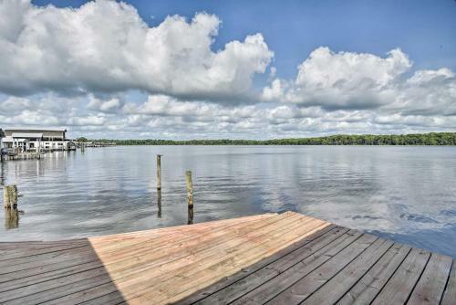 Waterfront Welaka Escape With Private Docks!